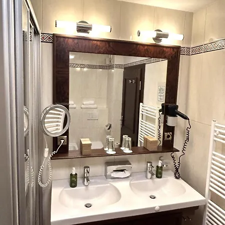 & Restaurant Batzenhaeusl فندق إنسبروك